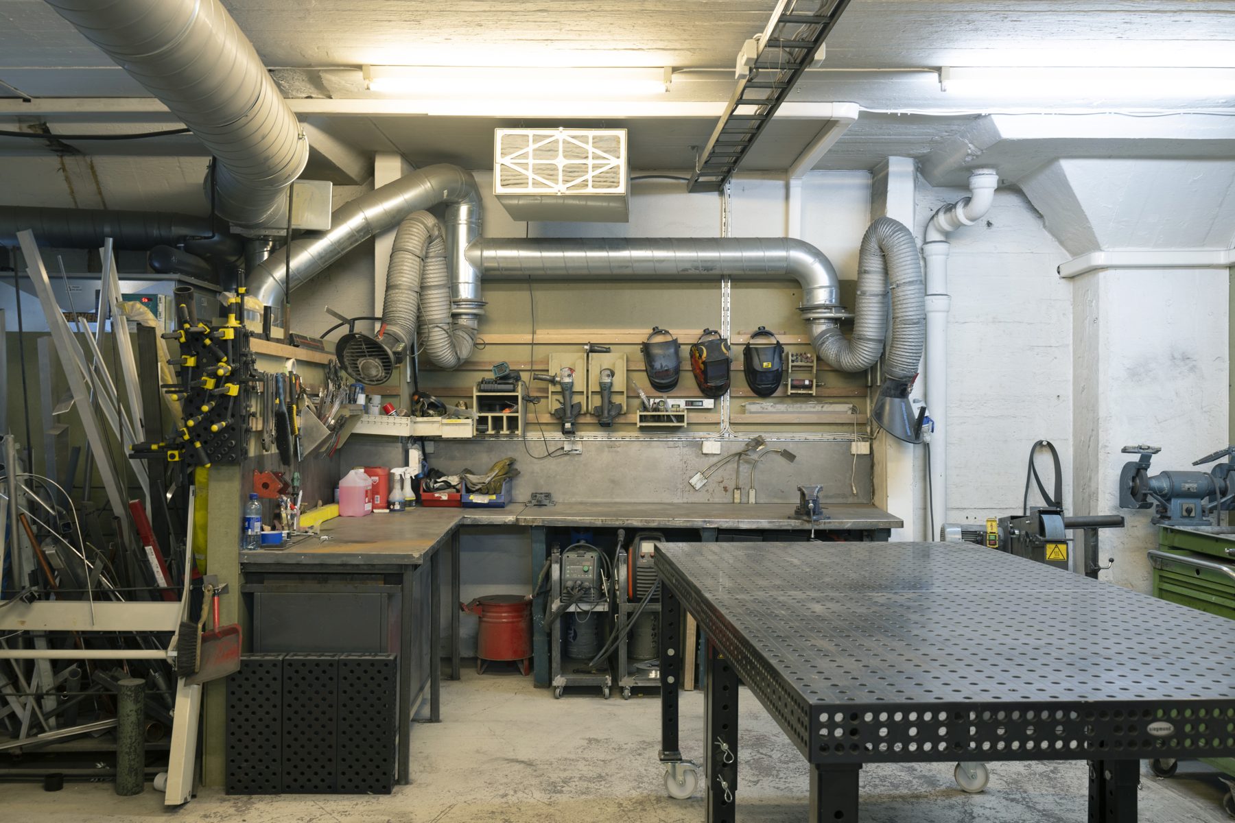 Aldea's metal workshop: welding tables, extraction and tool wall